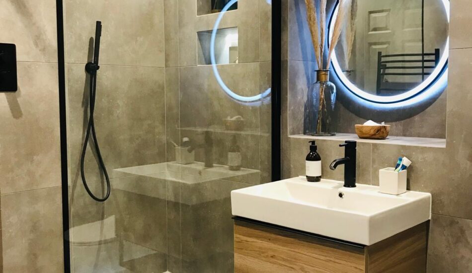 general-space-contractors-grey-bathroom-walk-in-shower-01